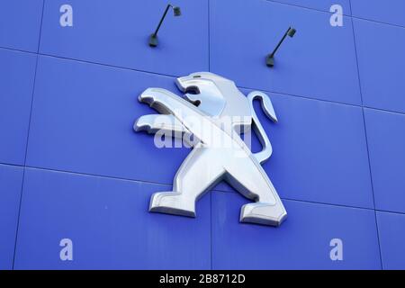 Bordeaux , Aquitaine / France - 11 13 2019 : Peugeot automobiles signe de boutique logo concessionnaire magasin de voitures Banque D'Images