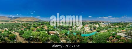 Panorama aérien de Kibbutz NIR David dans le nord d'Israël avec des vergers et l'eau turquoise de la rivière Amal Banque D'Images