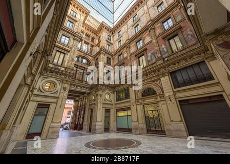 Passage couvert du bâtiment Galleria Sciarra, décoré dans Liberty Stile avec des peintures allégoriques, dans le quartier de Trevi à Rome, en Italie Banque D'Images