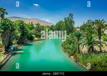 Eau turquoise de la rivière traversant NIR David Kibbutz en Israël Banque D'Images