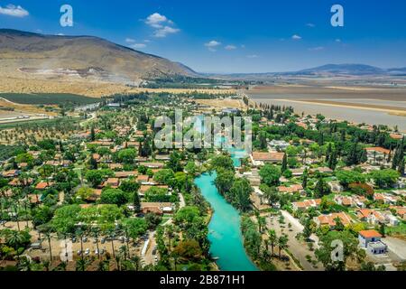 Panorama aérien de la rivière turquoise Amal qui traverse la communauté collective traditionnellement agricole Kibbutz NIR David en Israël Banque D'Images