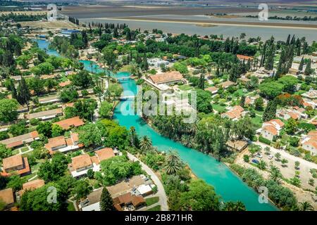 Rivière turquoise Amal traversant la communauté collective traditionnelle basée sur l'agriculture Kibbutz NIR David en Israël Banque D'Images