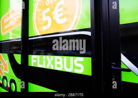 Bordeaux , Aquitaine / France - 10 17 2019 : enseigne Flixbus bus marque allemande qui offre un service de bus interurbain en Europe depuis Munich Allemagne Banque D'Images