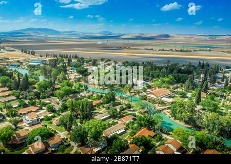 Panorama aérien de la rivière turquoise Amal qui traverse la communauté collective traditionnellement agricole Kibbutz NIR David en Israël Banque D'Images