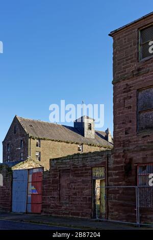 Les anciens entrepôts traditionnels de Stone Port à proximité du port de Montrose sur la côte est de l'Écosse. Banque D'Images