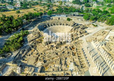 Vue aérienne sur les vastes ruines romaines de l'ancienne Beit Shean dans le nord d'Israël avec un amphithéâtre partiellement restauré Banque D'Images