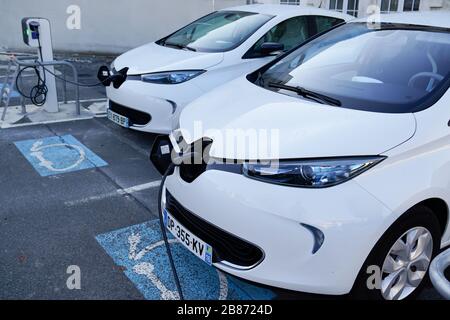 Bordeaux , Aquitaine / France - 12 04 2019 : voiture zoe de renault en charge garée Banque D'Images