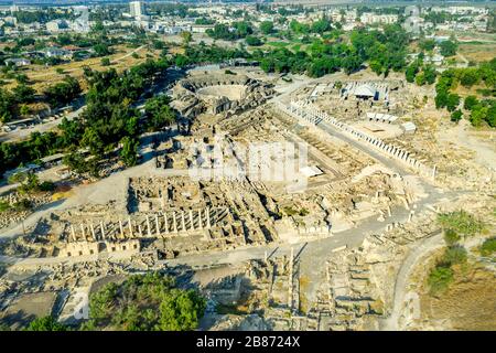 Vue aérienne sur les vastes ruines romaines de l'ancienne Beit Shean dans le nord d'Israël avec un amphithéâtre partiellement restauré Banque D'Images