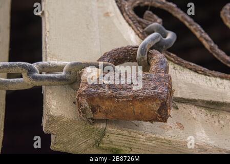 Essouria, Maroc - septembre 2017 : cadenas et chaîne rouillés. Maintien de l'obturateur avec détail filé rouillé Banque D'Images