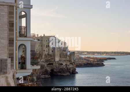 Côte Adriatique rocheuse escarpée à Polignano a Mare, Italie Banque D'Images