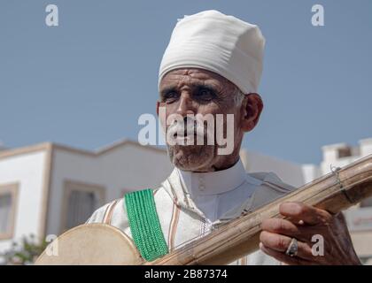 Essouria, Maroc - septembre 2017: Homme âgé, interprète la musique marocaine traditionnelle aux touristes comme interprète de rue Banque D'Images