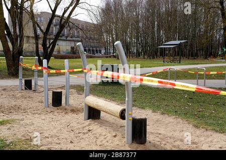 Les terrains de jeux et les terrains de sport pour enfants sont interdits en raison de la quarantaine annoncée. COVID-19 Banque D'Images