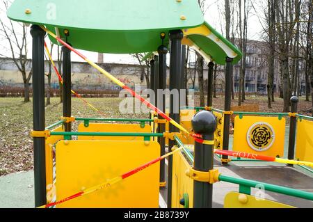 Les terrains de jeux et les terrains de sport pour enfants sont interdits en raison de la quarantaine annoncée. COVID-19 Banque D'Images