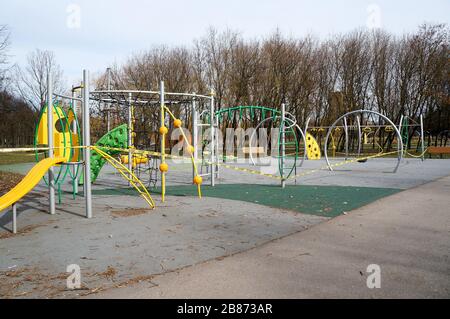 Les terrains de jeux et les terrains de sport pour enfants sont interdits en raison de la quarantaine annoncée. COVID-19 Banque D'Images