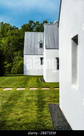 Ferme moderne et piscine pour longueurs Banque D'Images