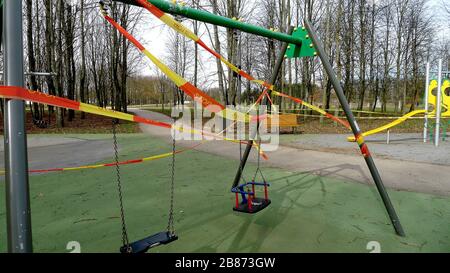 Les terrains de jeux et les terrains de sport pour enfants sont interdits en raison de la quarantaine annoncée. COVID-19 Banque D'Images