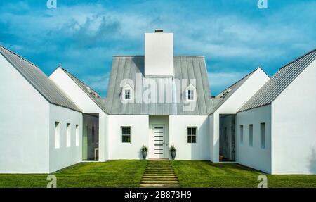 Ferme moderne avec toit en métal Banque D'Images