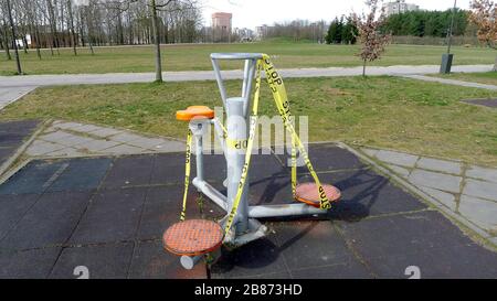 Les terrains de jeux et les terrains de sport pour enfants sont interdits en raison de la quarantaine annoncée. COVID-19 Banque D'Images