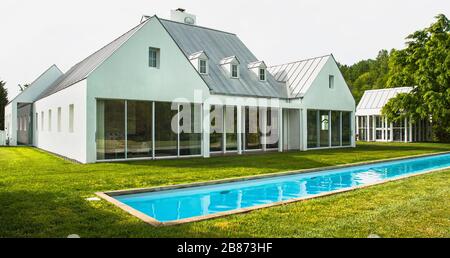 Ferme moderne et piscine pour longueurs Banque D'Images