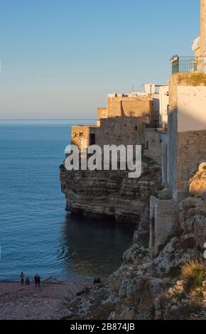 POLIGNANO A MARE, ITALIE - 17 FÉVRIER 2020: Côte Adriatique rocheuse escarpée à Polignano a Mare, Italie Banque D'Images