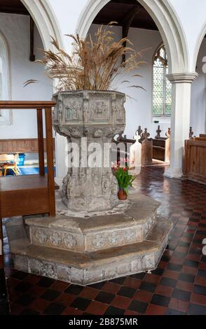 Église paroissiale du village Cratfield, Suffolk, Angleterre, Royaume-Uni police sept Sacrement du XVe siècle Banque D'Images