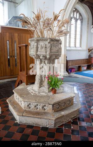 Église paroissiale du village Cratfield, Suffolk, Angleterre, Royaume-Uni police sept Sacrement du XVe siècle Banque D'Images