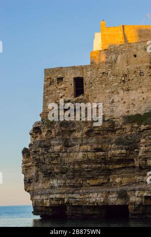 Falaise de la côte Adriatique rocheuse escarpée à Polignano a Mare, Italie Banque D'Images