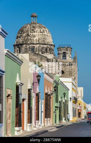 Maisons coloniales espagnoles sur la Calle 63, dôme de Ex-Templo de San Jose, à Campeche, péninsule du Yucatan, Mexique Banque D'Images