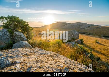 Magnifique paysage avec un énorme rocher de Sibebe monolithe à Eswatini, en Afrique Banque D'Images