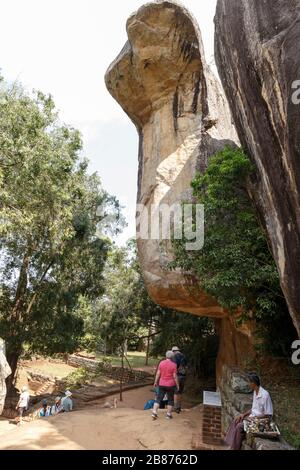 Touristes dans les escaliers de la forteresse Sigiriya Rock, province centrale, Sri Lanka, Asie. Banque D'Images