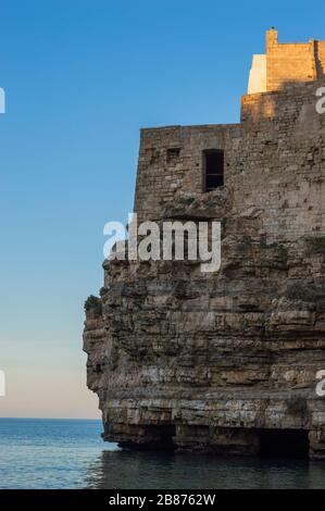 Falaise de la côte Adriatique rocheuse escarpée à Polignano a Mare, Italie Banque D'Images