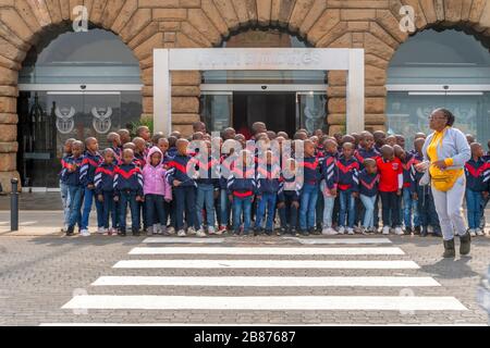 Pretoria, Afrique du Sud - 24 mai 2019: Groupe d'enfants prenant des photos lors de leur excursion dans les bâtiments de l'Union Banque D'Images