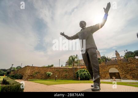 Statue de Neslon Mandela sur sa place devant les bâtiments de l'Union à Pretoria, en Afrique du Sud Banque D'Images