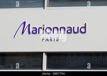 Bordeaux , Aquitaine / France - 11 13 2019 : marque du logo Marionnaud boutique avant Banque D'Images