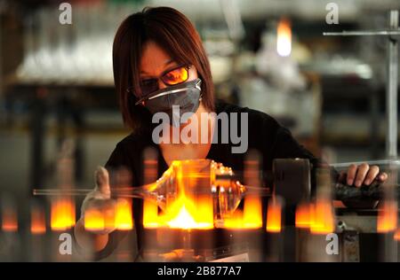 (200320) -- SHIJIAZHUANG, 20 mars 2020 (Xinhua) -- un travailleur est occupé sur la chaîne de production d'une entreprise de verre à Hejian City, dans la province de Hebei en Chine du nord, 20 mars 2020. De nombreuses entreprises de la ville de Hejian ont repris la production de manière ordonnée afin d'assurer un revenu stable des populations locales, avec des mesures pour prévenir les infections de COVID-19. (Xinhua/Zhu Xudong) Banque D'Images