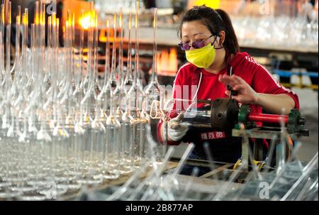 (200320) -- SHIJIAZHUANG, 20 mars 2020 (Xinhua) -- un travailleur est occupé sur la chaîne de production d'une entreprise de verre à Hejian City, dans la province de Hebei en Chine du nord, 20 mars 2020. De nombreuses entreprises de la ville de Hejian ont repris la production de manière ordonnée afin d'assurer un revenu stable des populations locales, avec des mesures pour prévenir les infections de COVID-19. (Xinhua/Zhu Xudong) Banque D'Images