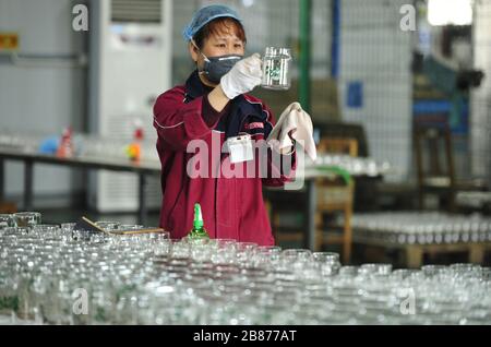 (200320) -- SHIJIAZHUANG, 20 mars 2020 (Xinhua) -- un travailleur est occupé sur la chaîne de production d'une entreprise de verre à Hejian City, dans la province de Hebei en Chine du nord, 20 mars 2020. De nombreuses entreprises de la ville de Hejian ont repris la production de manière ordonnée afin d'assurer un revenu stable des populations locales, avec des mesures pour prévenir les infections de COVID-19. (Xinhua/Zhu Xudong) Banque D'Images