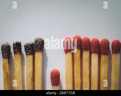 Les allumettes brûlent, une seule pièce empêche le feu de se propager - le concept de la façon d'empêcher le coronavirus de se propager: Isolement et rester à la maison. Banque D'Images