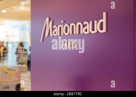 Bordeaux , Aquitaine / France - 01 15 2020 : logo Marionnaud sur le devant du magasin dans la rue commerçante signe de parfum cosmétique français Banque D'Images