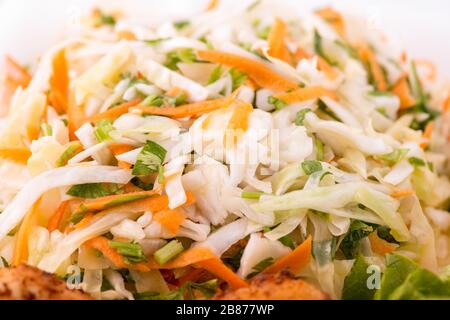 Salade de chou avec carottes - gros plan Banque D'Images