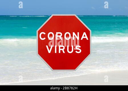 Image de concept composite avec un panneau d'avertissement de coronavirus du virus Corona en face de la plage tropicale et de l'océan, montrant les restrictions de voyage dues à une pandémie Banque D'Images