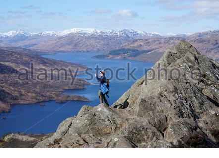 Trossachs, Écosse, Royaume-Uni. 20 mars 2020. En admirant la vue depuis le sommet de Ben A'an en regardant vers le Loch Katrine et les montagnes enneigées par une journée ensoleillée. Crédit: Craig Brown/Alay Live News Banque D'Images