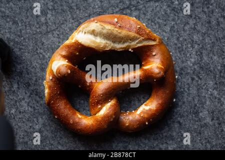 bretzels cuits au brun avec cristaux de sel Banque D'Images