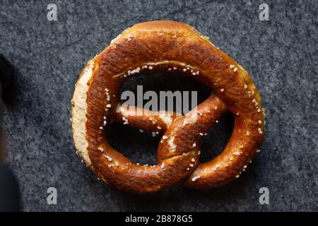 bretzels cuits au brun avec cristaux de sel Banque D'Images