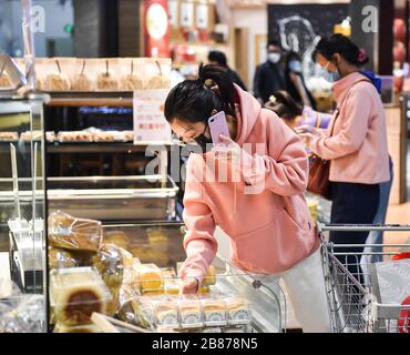 Taiyuan, la province chinoise de Shanxi. 20 mars 2020. Les clients font leurs achats dans un supermarché à Taiyuan, dans la province de Shanxi, dans le nord de la Chine, le 20 mars 2020. La vie et la production ont repris progressivement ici à Taiyuan sous des mesures strictes pour prévenir et contrôler la nouvelle épidémie de coronavirus. Crédit: Chai Ting/Xinhua/Alay Live News Banque D'Images