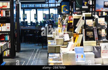 Taiyuan, la province chinoise de Shanxi. 20 mars 2020. Une femme lit dans une librairie à Taiyuan, dans la province de Shanxi en Chine du nord, le 20 mars 2020. La vie et la production ont repris progressivement ici à Taiyuan sous des mesures strictes pour prévenir et contrôler la nouvelle épidémie de coronavirus. Crédit: Chai Ting/Xinhua/Alay Live News Banque D'Images