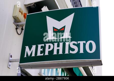 Bordeaux , Aquitaine / France - 02 15 2020 : Mephisto signe logo marque verte boutique avant magasin de chaussures Banque D'Images