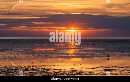 Coucher de soleil sur la plage de Snettisham sur la côte ouest de Norfolk Banque D'Images