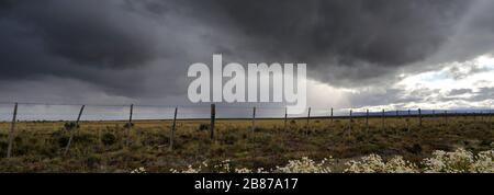 Nuages spectaculaires sur le désert de Patagonia Steppe, près de Punta Arenas, Patagonia, Chili, Amérique du Sud Banque D'Images