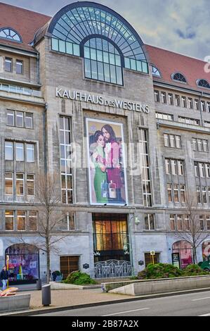 Berlin, Allemagne - 19 mars 2020: Entrée d'un grand magasin traditionnel à Berlin, Allemagne, dont l'entrée est fermée avec une grille ornée en raison Banque D'Images